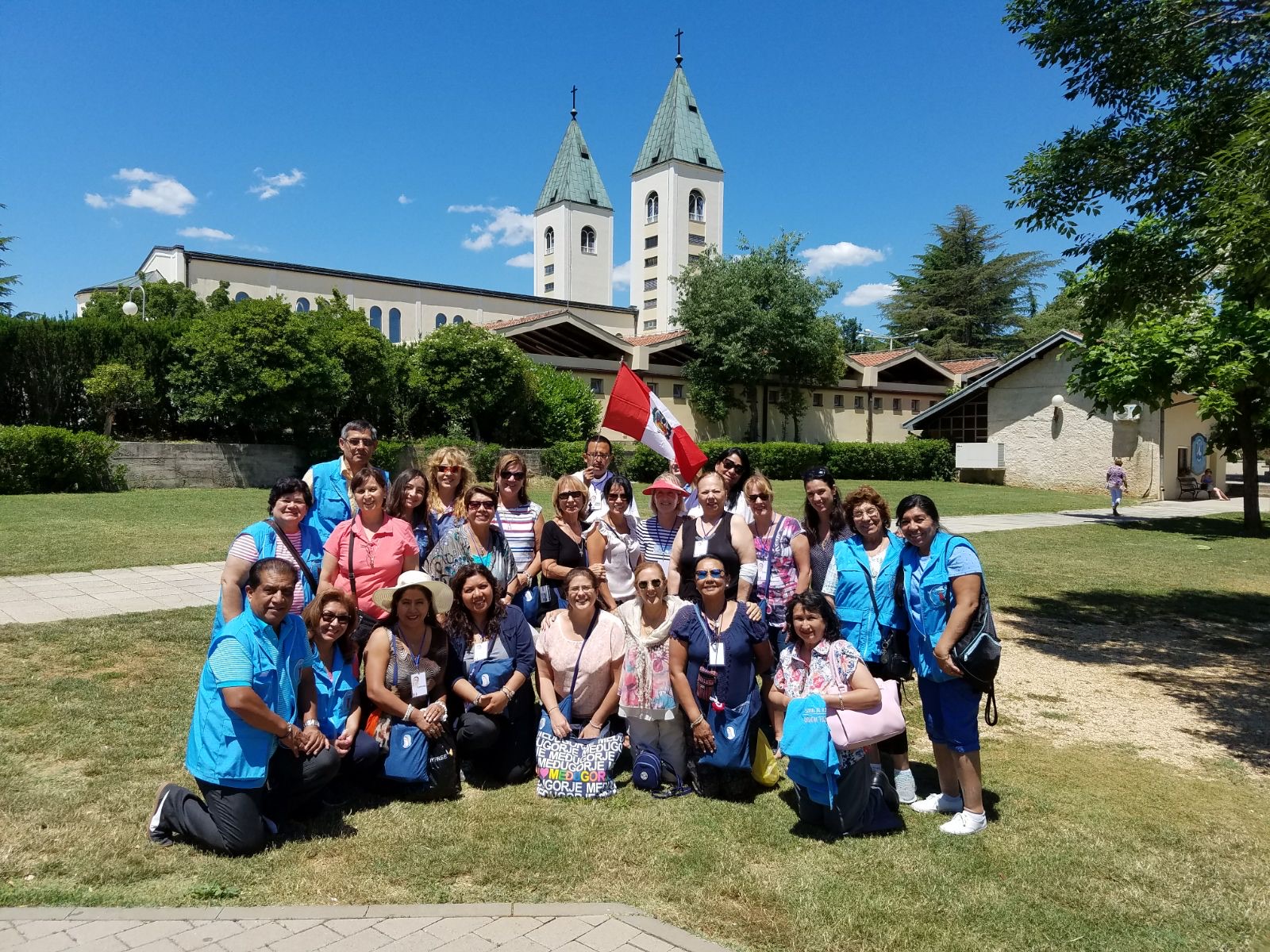 Peregrinos cerca de la Iglesia de Santiago Apóstol