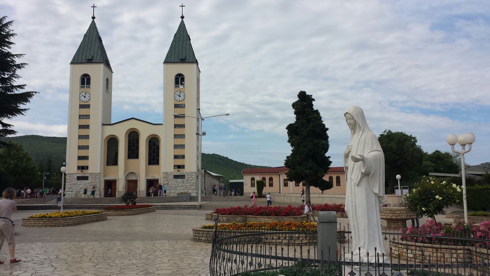 Iglesia de Santiago Apóstol con la estatua de la Virgen María