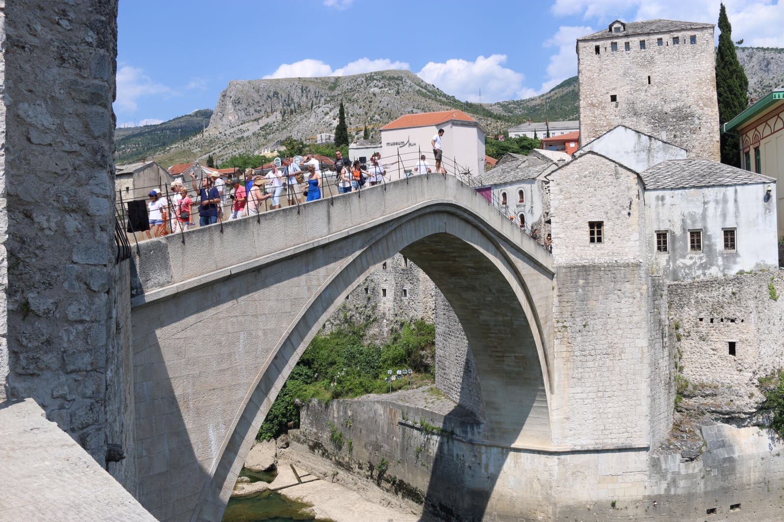 Peregrinos cruzando el Puente Viejo (Stari Most) en Mostar