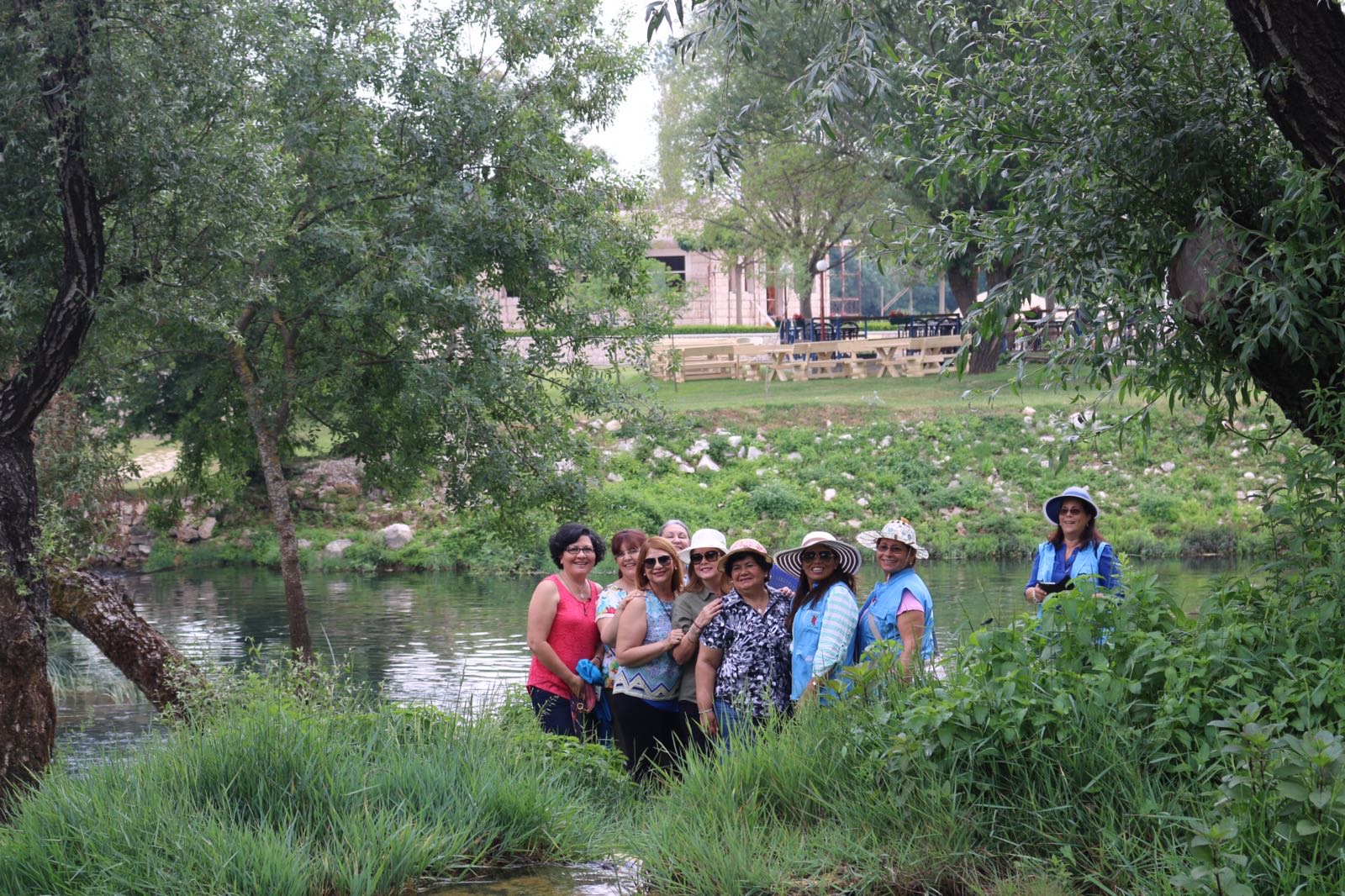 Oración en grupo junto a la estatua del Cristo Resucitado