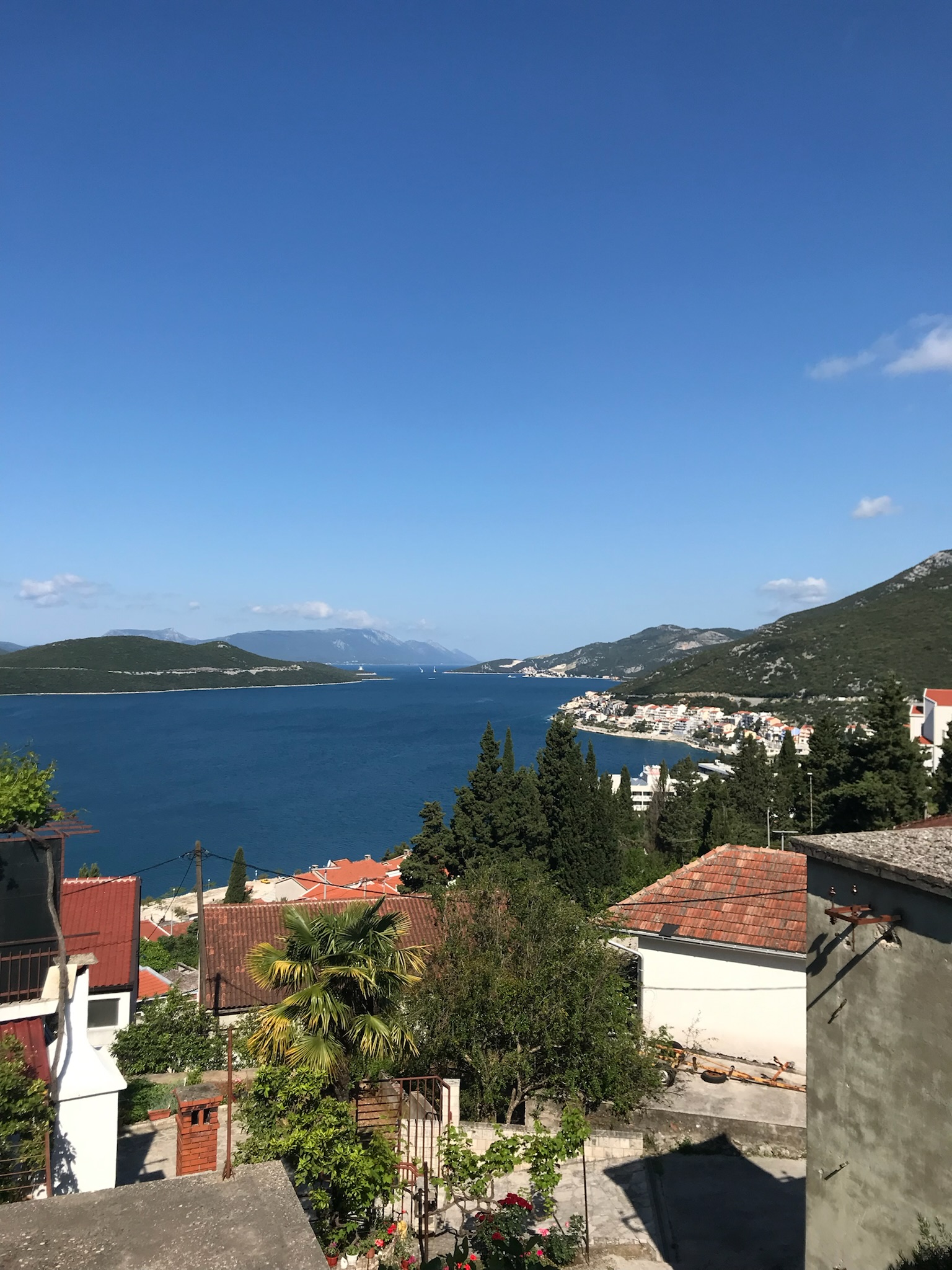 Peregrinos en oración en las Apariciones de Medjugorje