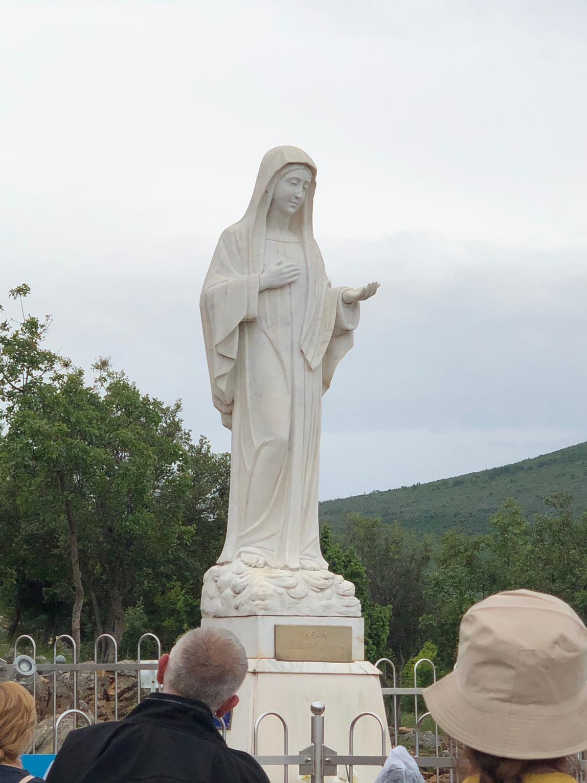 Colina de las Apariciones con estatua de la Virgen María Reina de la Paz