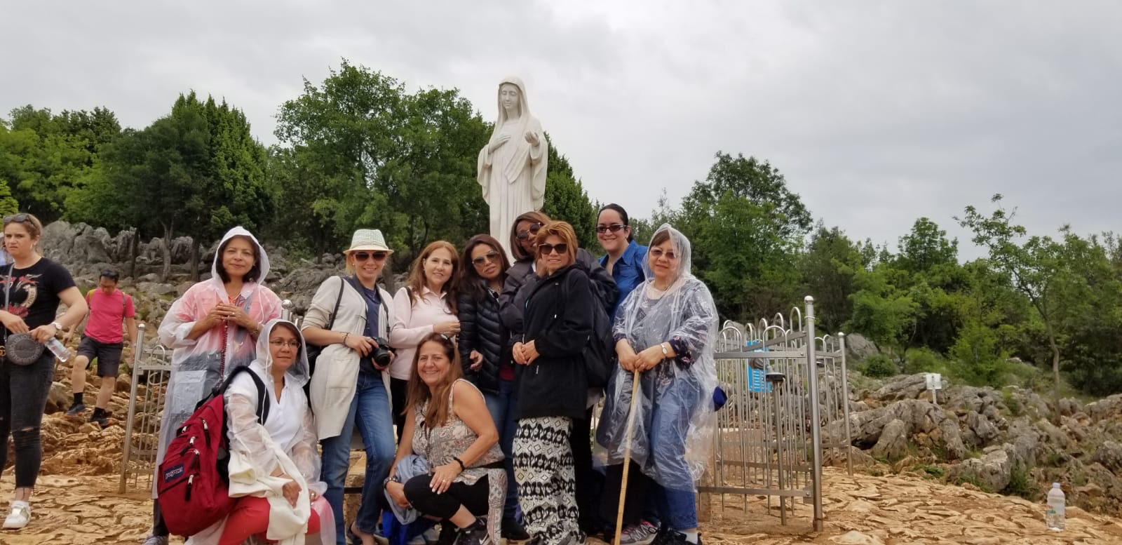 Peregrinas junto a la estatua de la Virgen María Reina de la Paz