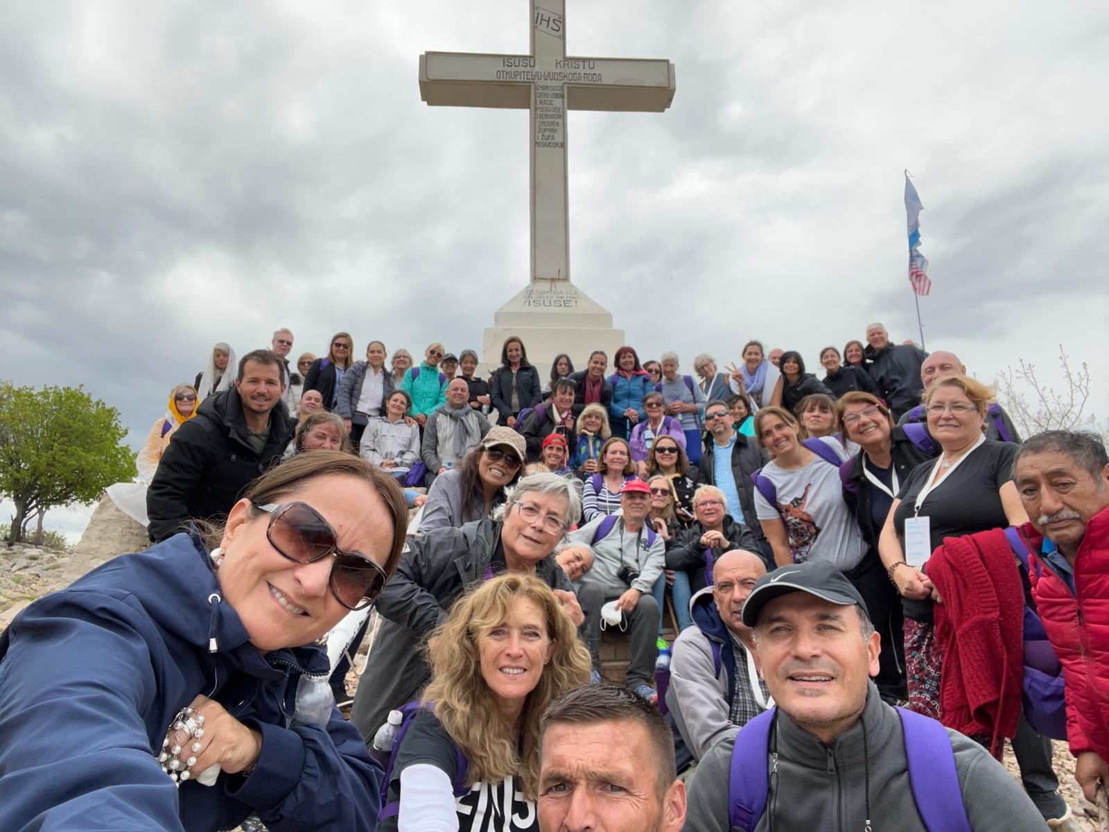 Peregrinos reunidos en las Apariciones de Medjugorje 2022