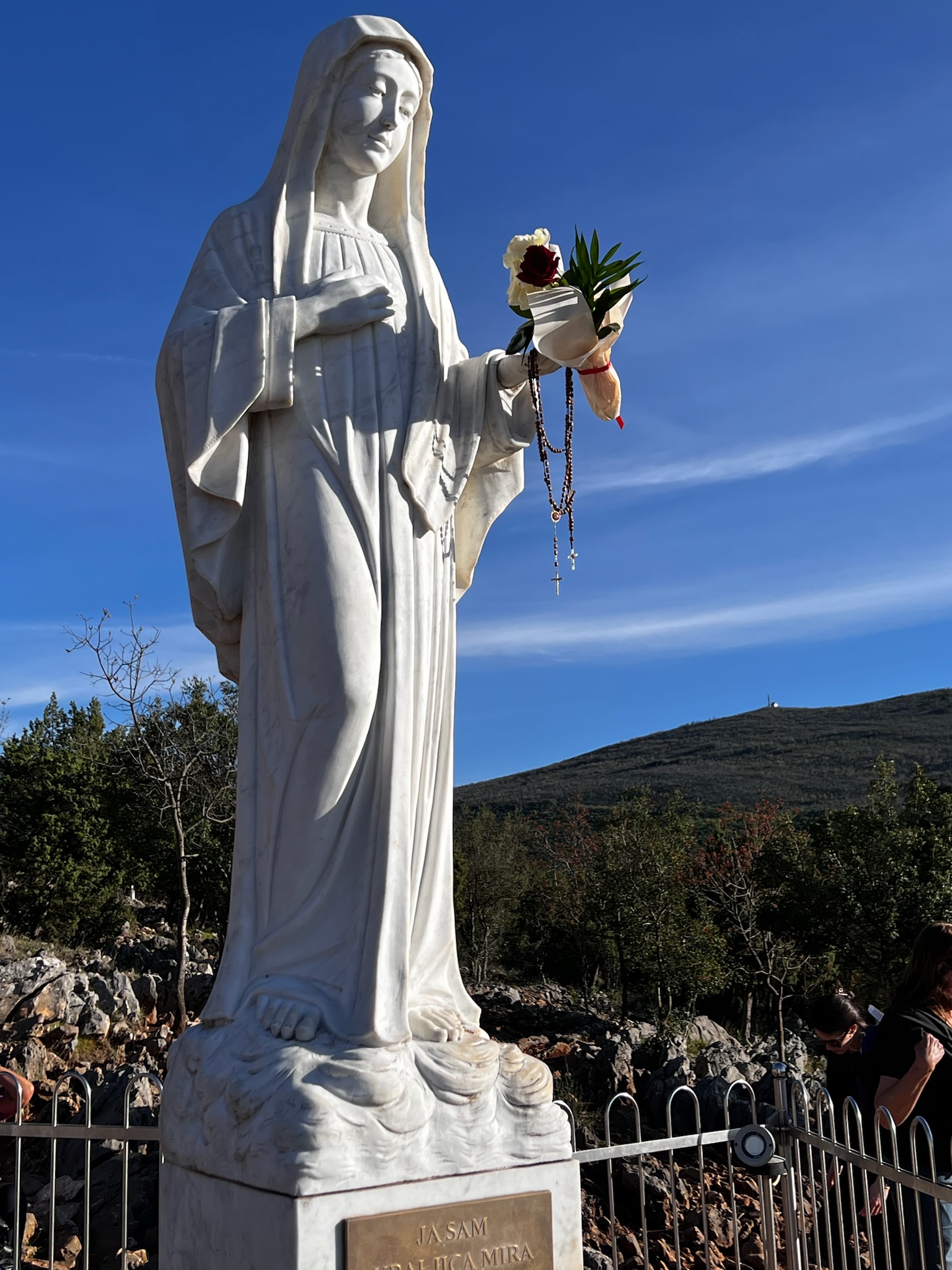 Momento de adoración en Podbrdo Medjugorje