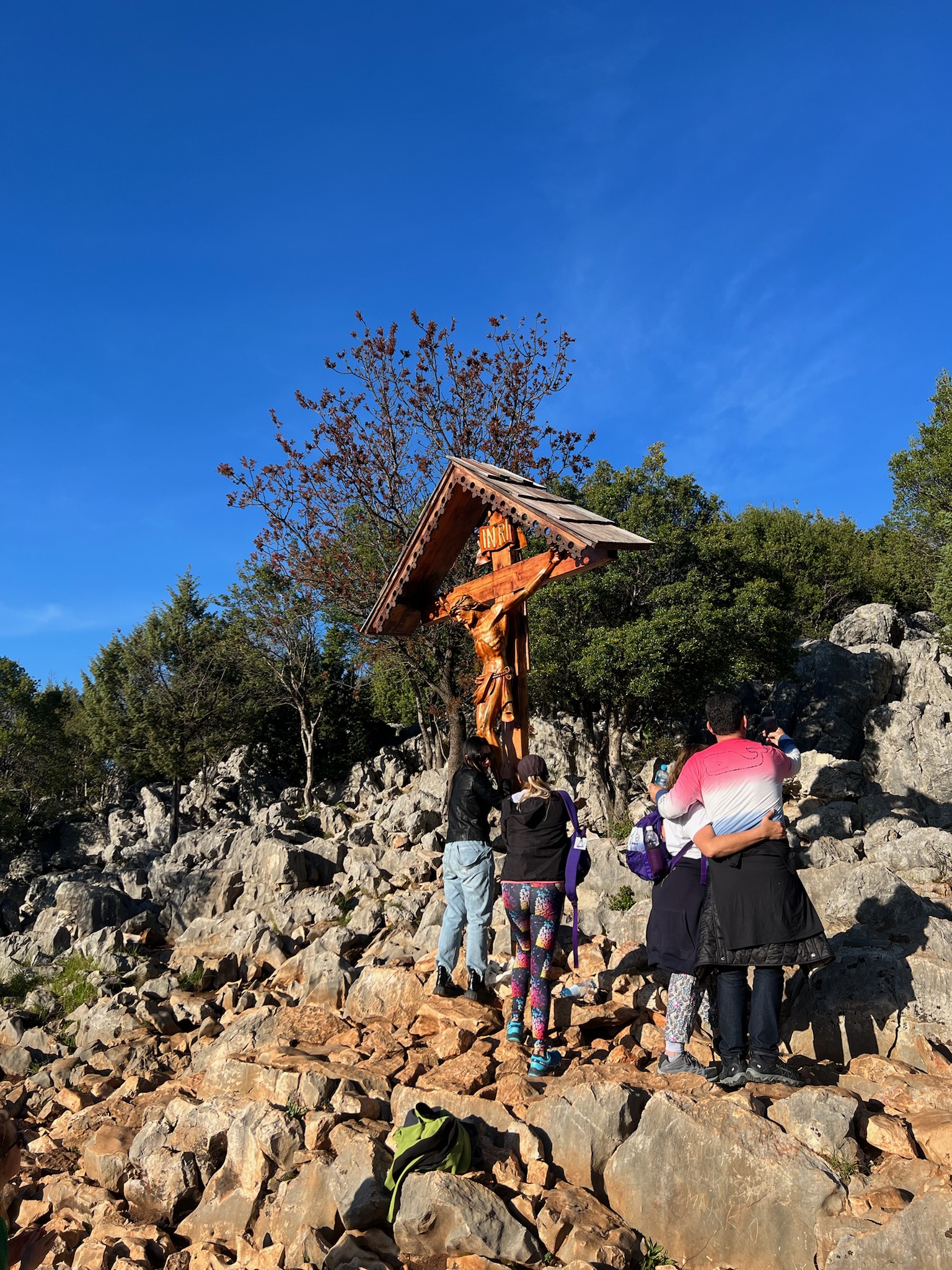 Oración grupal y reflexión espiritual en Medjugorje
