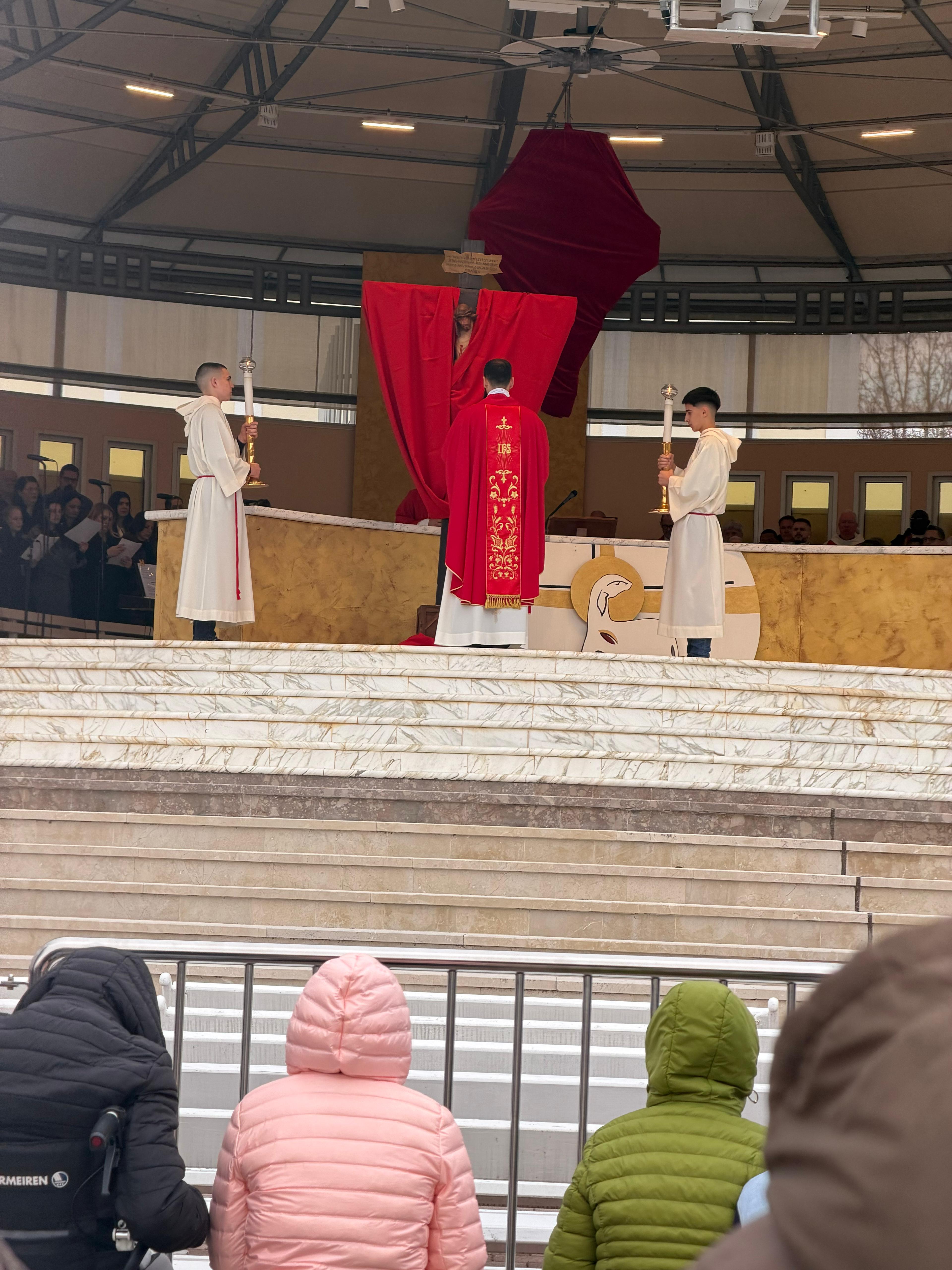 En este Viernes Santo, la cruz se eleva como signo de amor, entrega y esperanza para todos los peregrinos en Medjugorje.