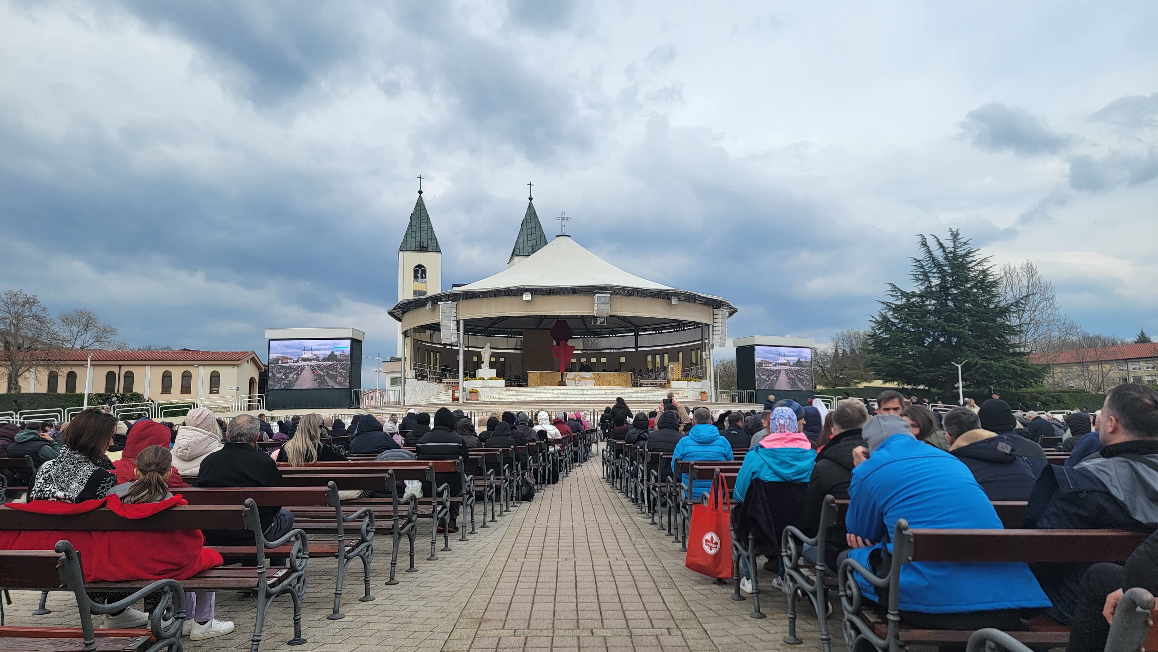 En oración y recogimiento, los peregrinos celebran la Santa Eucaristía en Medjugorje, viviendo con fe el misterio de la Semana Santa.