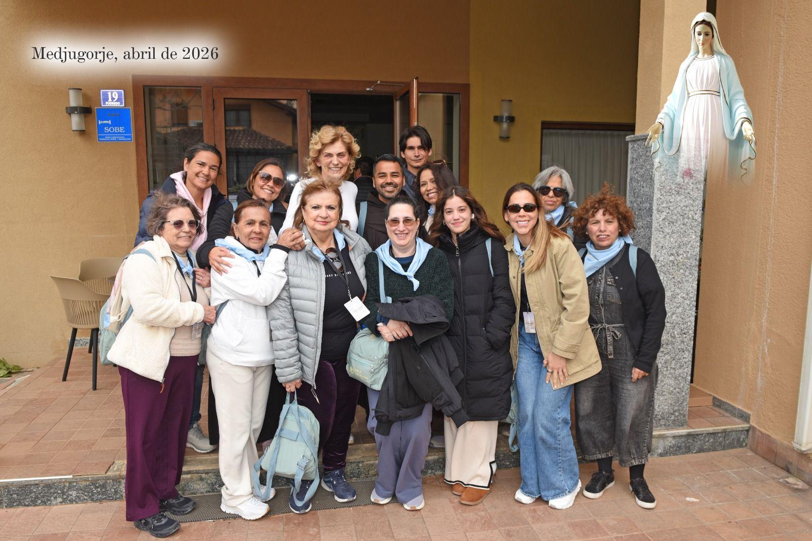 Con emoción y recogimiento, los peregrinos comparten un momento especial junto a una de las videntes de Medjugorje.