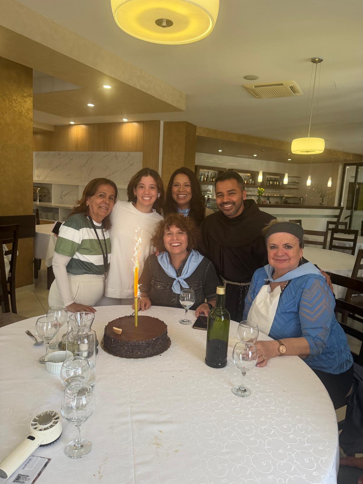 Entre sonrisas, gratitud y fraternidad, los peregrinos celebran un cumpleaños lleno de bendiciones en Medjugorje.
