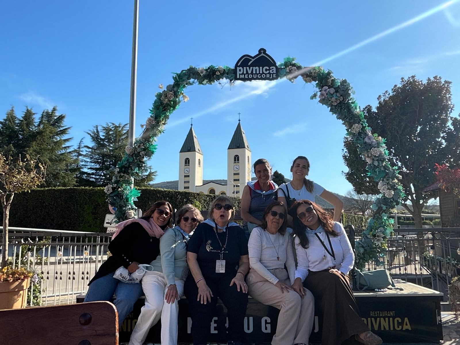 Con alegría y esperanza, las peregrinas recorren Medjugorje dejando que cada paso fortalezca su corazón y su fe.