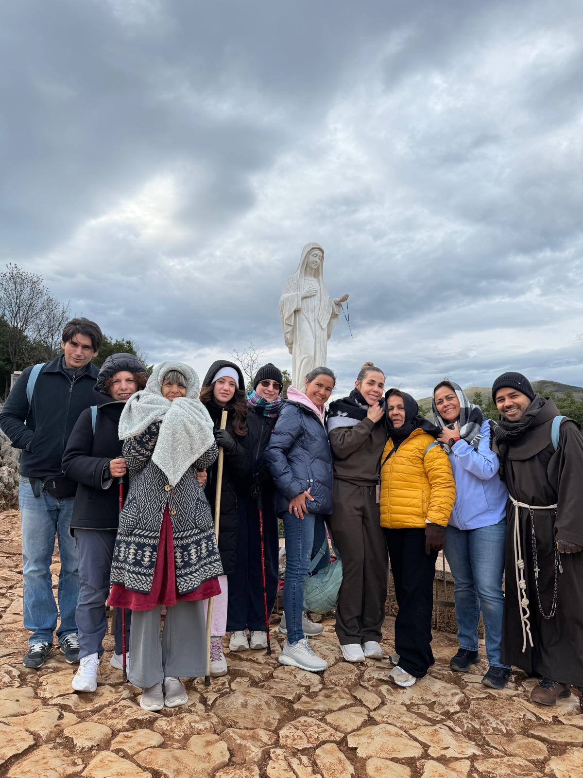 Bajo la mirada de la Virgen, cada paso se convierte en oración y esperanza.
