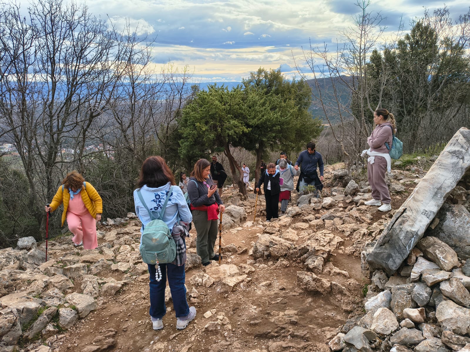 Entre las rocas del Monte Križevac, nos recuerdan que la fe siempre guía el camino.