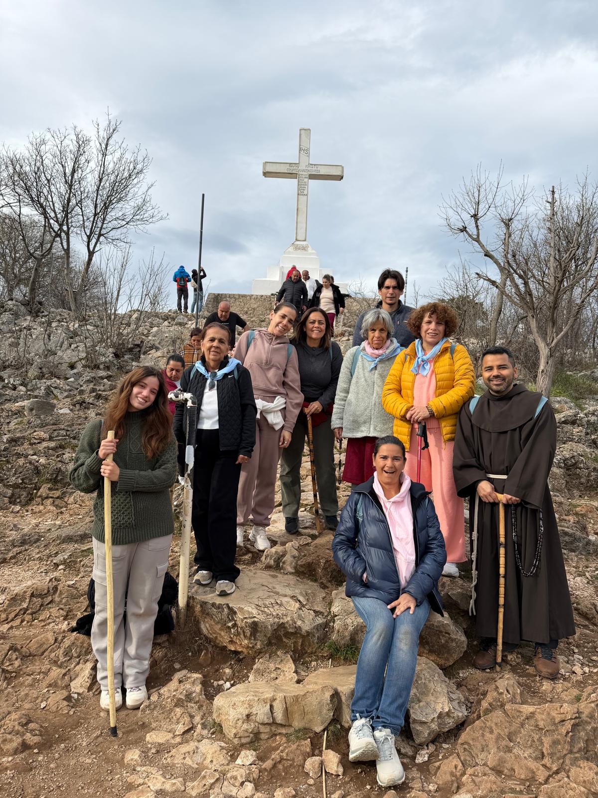 Con fe y gratitud, los peregrinos llegan a la cima del Monte Križevac para encontrarse con la paz que nace al pie de la cruz blanca.