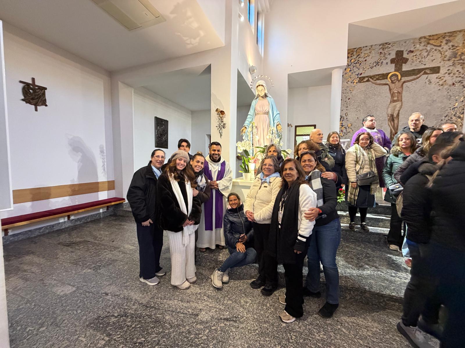 Juntos en oración, los peregrinos viven un encuentro de fe y esperanza en Tihaljina, ante la imagen de la Virgen que inspira paz al corazón.
