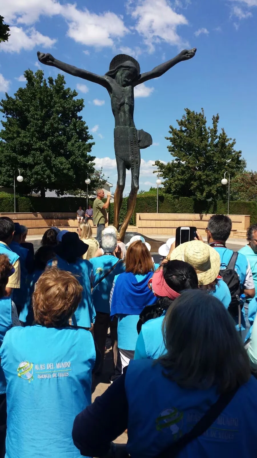 Peregrinos al pie de la Estatua del Cristo Resucitado