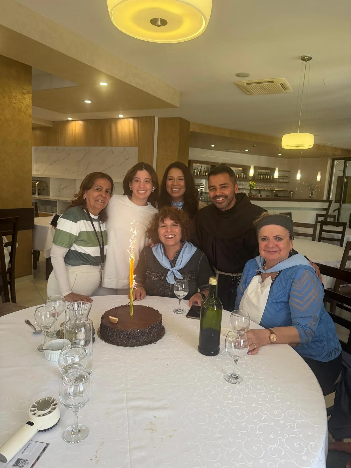 Entre sonrisas, gratitud y fraternidad, los peregrinos celebran un cumpleaños lleno de bendiciones en Medjugorje.