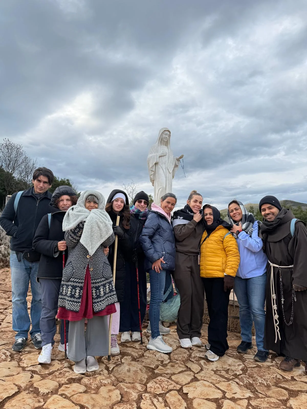 Bajo la mirada de la Virgen, cada paso se convierte en oración y esperanza.
