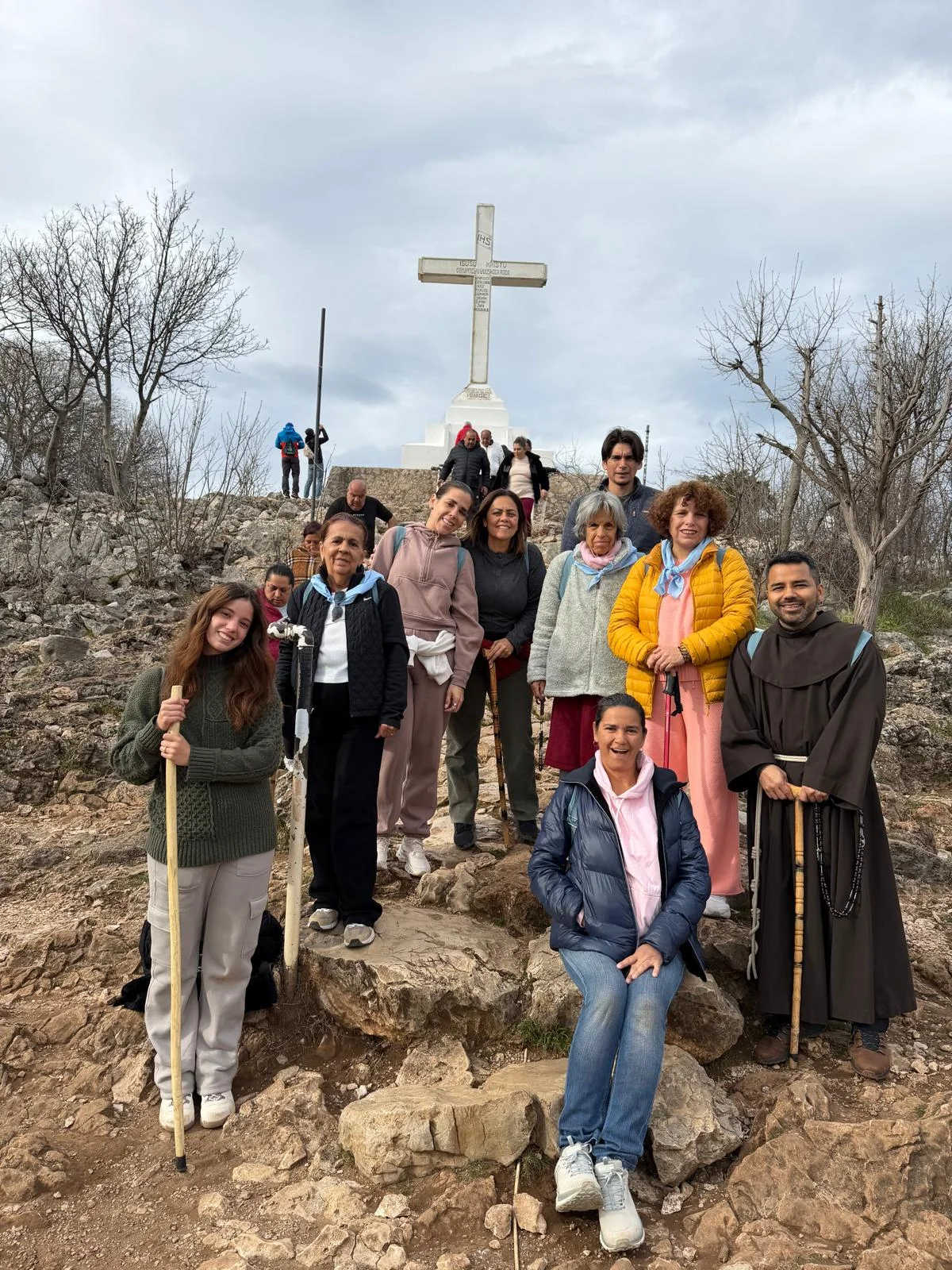 Con fe y gratitud, los peregrinos llegan a la cima del Monte Križevac para encontrarse con la paz que nace al pie de la cruz blanca.