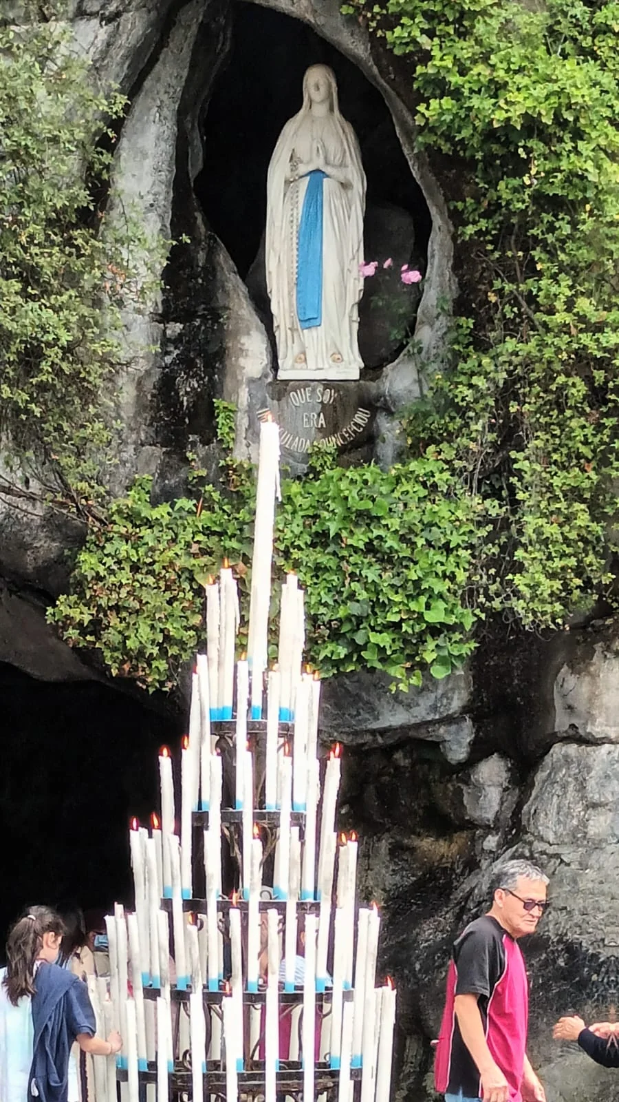 Estatua de la Virgen de Lourdes